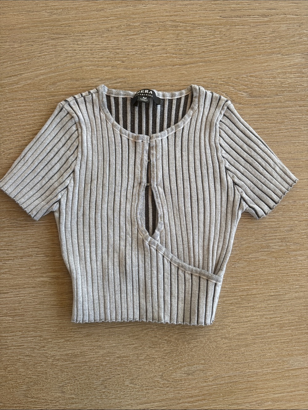Women's Short Sleeve Ribbed keyhole Crop Top in Light Gray